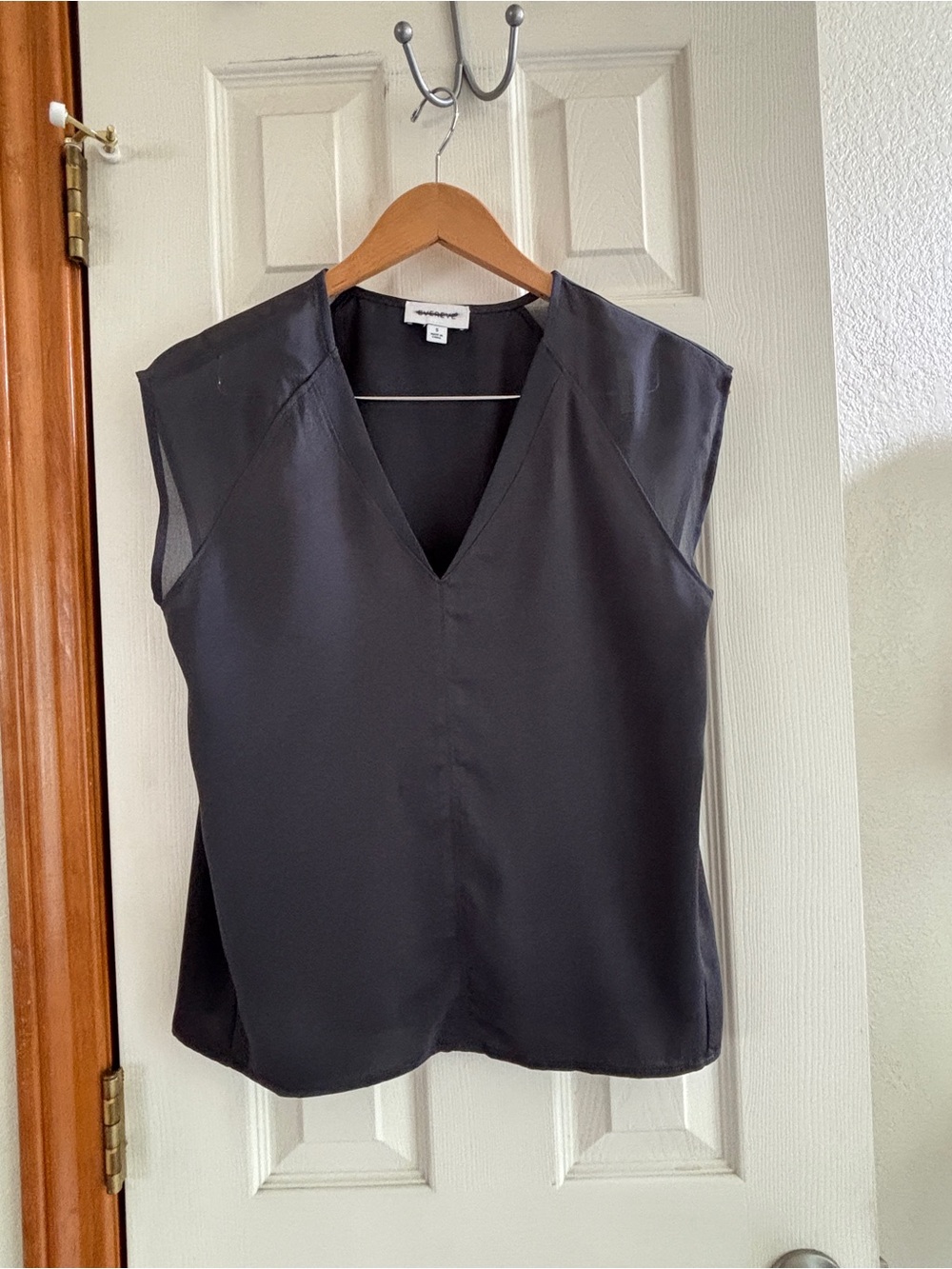 Evereve Black V-Neck Sleeveless Camisole